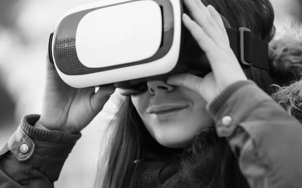 Mujer Joven Jugando Gafas Realidad Virtual Para Aplicaciones Juegos Móviles —  Fotos de Stock