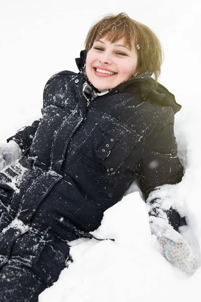 Lächelndes Küken Liegt Warmem Mantel Schnee — Stockfoto