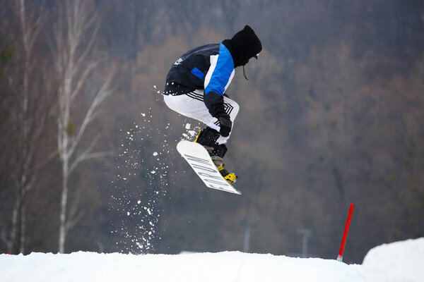 КИЕВ, УКРАИНА - 3 февраля 2018 года: Открытие Сноуборд-парка "Голосеев"
.