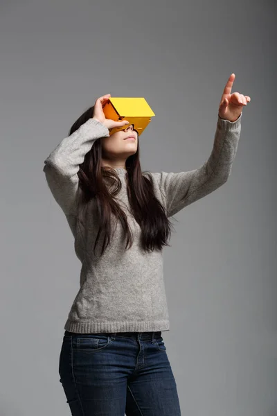 Chica Joven Jugar Aplicación Juego Móvil Dispositivo Auriculares Realidad Virtual —  Fotos de Stock
