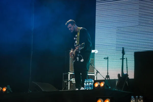 莫斯科 2016年6月2日 电吉他手在音乐娱乐活动期间在舞台上现场演奏 吉他手在现场演奏弦乐器 — 图库照片