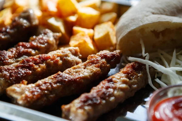 Plat Traditionnel Viande Rôtie Serbe Servi Avec Pomme Terre Frite — Photo