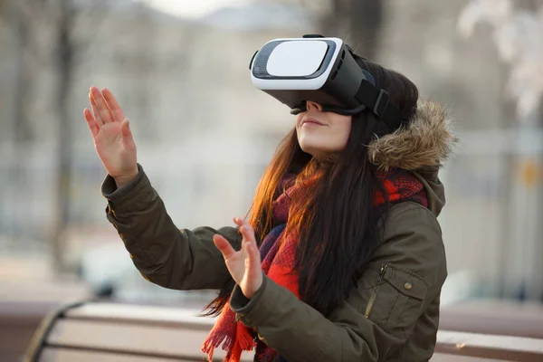 Chica Joven Disfrutar Jugando Con Nuevas Gafas Realidad Virtual Fresco —  Fotos de Stock