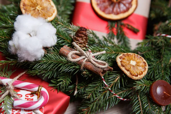 装饰的冷杉树枝枝花环与橙色 宏关注细节 用手工制作的新年和圣诞节装饰装饰你的家 — 图库照片