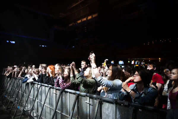 Moskva Juni 2016 Musikfans Lyssna Sångaren Assai Scenen Nattklubben Ryska — Stockfoto