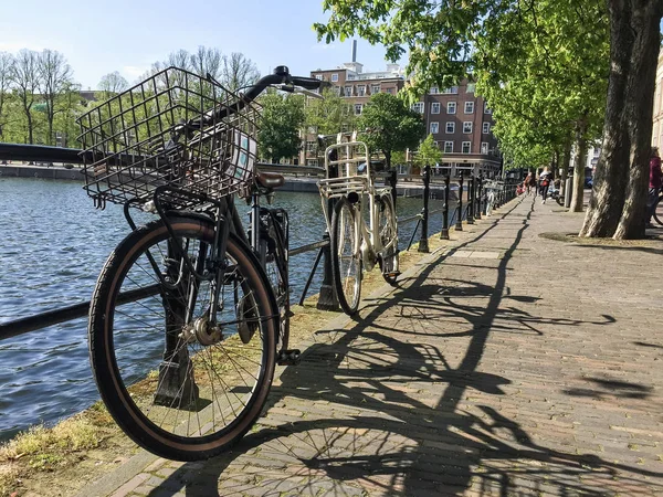 Haga Holandia Kwietnia 2018 Styl Retro Rower Zaparkowane Pobliżu Kanału — Zdjęcie stockowe