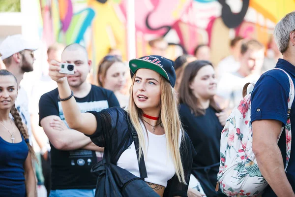 莫斯科 2016年8月6日 高基公园的青年节面对面和鞋带聚集了设计师 纹身大师 涂鸦画家 商店和汽车调谐器 — 图库照片