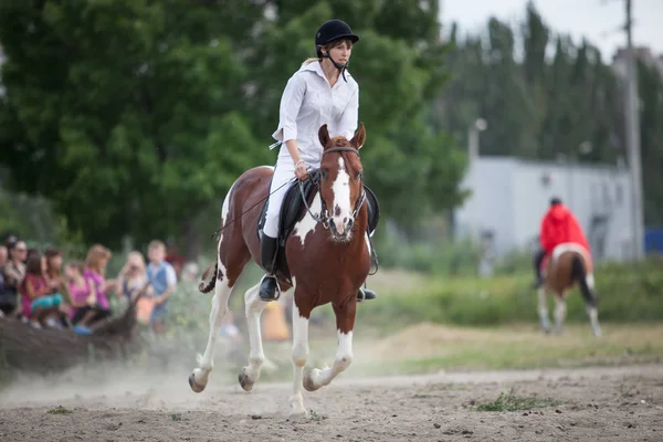 Mariupol Ucraina Luglio 2015 Gara Equitazione Tra Giovani Cavalieri Gara — Foto Stock