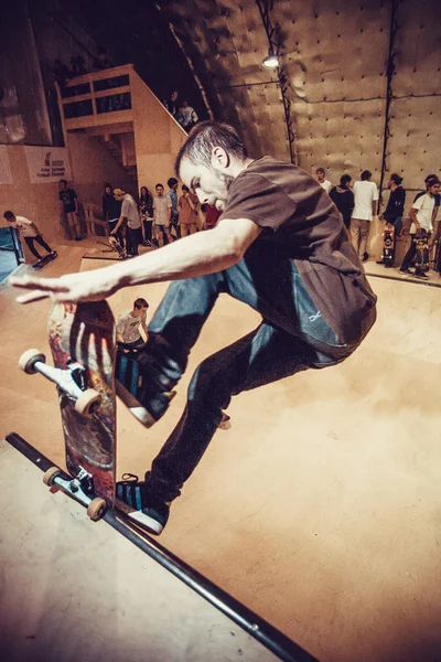 Moscú Septiembre 2015 Fresco Joven Skateboarder Moler Mini Rampa Durante — Foto de Stock