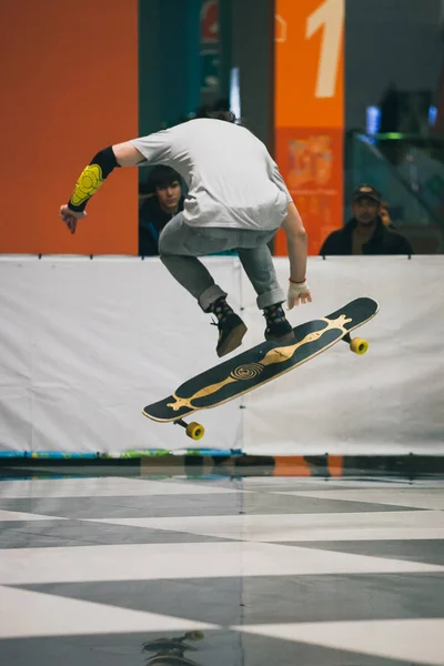 Москва Январь 2016 Longboarding Competition Indoor Skatepark Молодые Люди Участвуют — стоковое фото