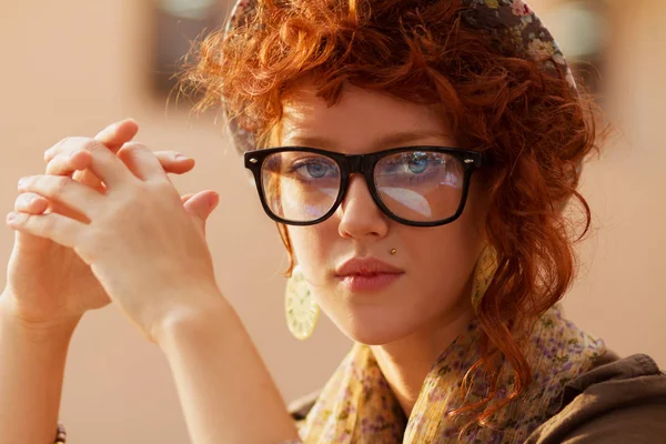 Kamera Seyir Fance Şapka Gözlük Okuma Genç Hippi Kız Portresi — Stok fotoğraf