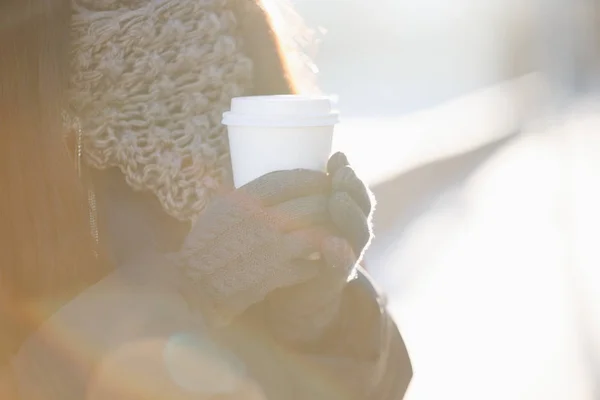 Frau Hält Wärmendes Kaffeegetränk Der Hand Mädchen Warmer Winterkleidung Hält — Stockfoto