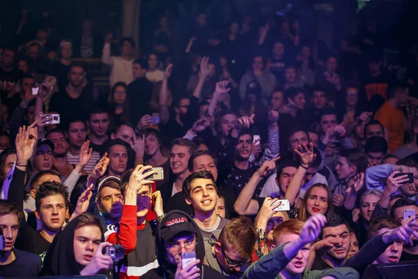 Moscú Febrero 2017 Gran Audiencia Jóvenes Fanáticos Música Disfrutan Del —  Fotos de Stock