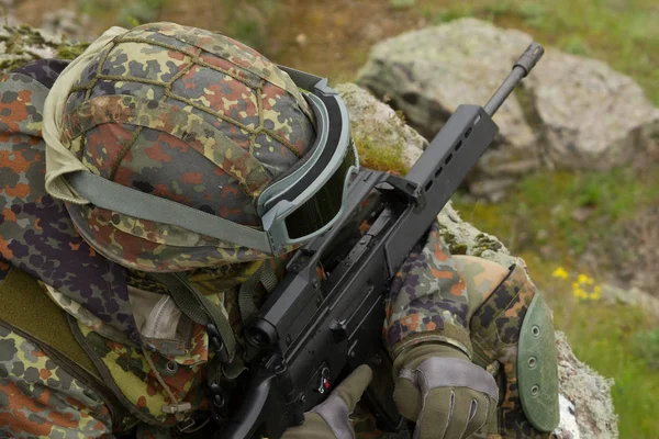 Young White Soldier Bulletproof Helmet Shooting Automatic Rifle Outdoor National — Stock Photo, Image