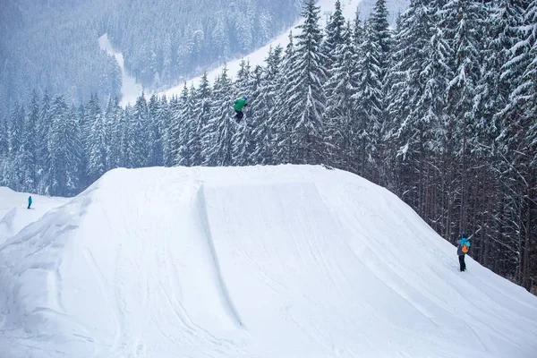 Bukovel Ukraine Mars 2018 Jeune Athlète Snowboard Saute Sur Rampe — Photo