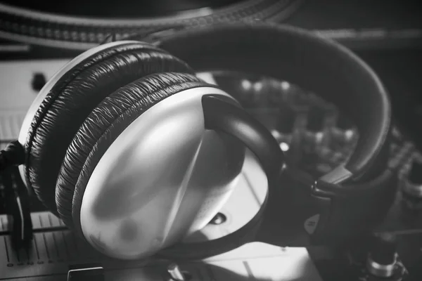 Stereo Headset Auf Soundmischpult Gelegt — Stockfoto
