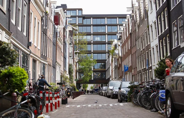 Amsterdam Holandia Kwiecień 2019 Wiele Różnych Samochodów Zaparkowanych Ciasno Ulicy — Zdjęcie stockowe