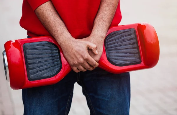 Menino Segurando Moderno Mini Segway Elétrico Vermelho Scooter Placa Pairar — Fotografia de Stock