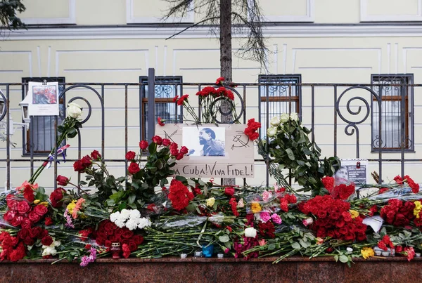 Москва Ноября 2016 Года Мемориал Фловерами Посольстве Ребулика Кубы Люди — стоковое фото