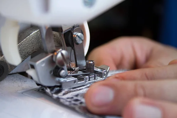 Close Details Van Kleermakers Werk Een Naaimachine — Stockfoto