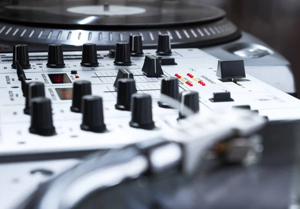 ディスク ジョッキーのプロ音響機器 ターン テーブル ビニール レコード プレーヤーと つのチャネル サウンド ミキシング — ストック写真