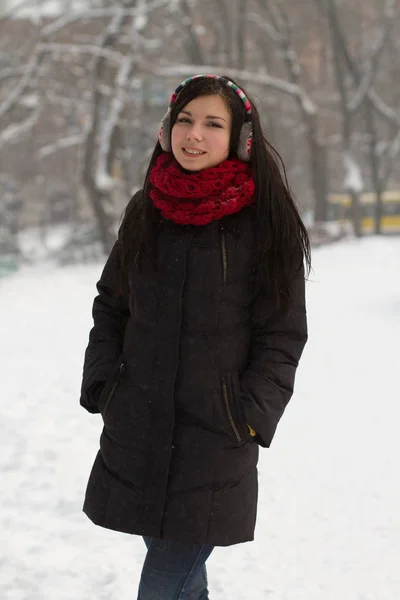 Söt Tonåring Tjej Promenad Utomhus Snöig Vinterdag — Stockfoto