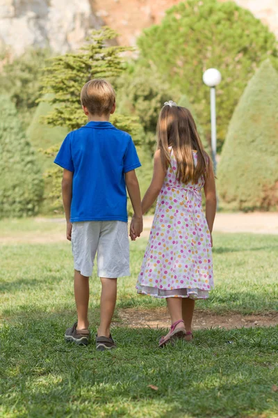 Crianças Pequenas Bonitos Parque Infantil Dia Verão Brilhante — Fotografia de Stock