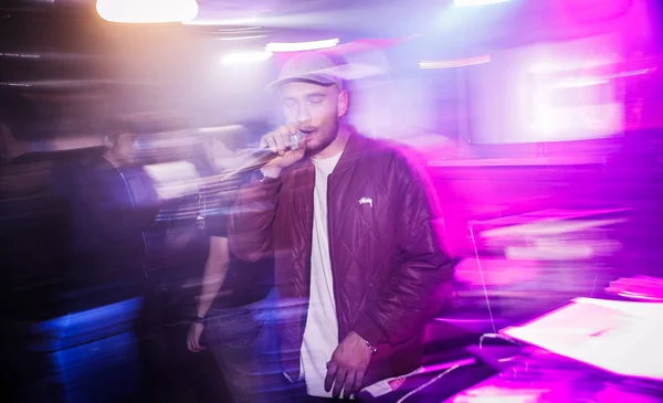 莫斯科 2016年10月21日 夜总会酒吧的嘻哈音乐派对 说唱歌手在家庭聚会上表演 俱乐部 模糊的音乐会舞台灯光 动态拍摄 — 图库照片