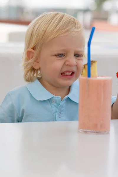 Aydınlık Yaz Gün Kafede Komik Küçük Sarışın Çocuk — Stok fotoğraf