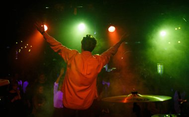 Moskova - 5 Ekim, 2016: Rus synth pop rock grubu playing canlı Vougal 16 büyük gece kulübü sahnede konser