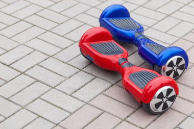 Modern ulaşım teknolojisinin - elektrikli mini segway veya scooter vurgulu kurulu. Kolay ve eğlenceli bir şekilde şehrin sokaklarında elektrik gücüyle binmek için. Hiç hava kirliliği üreten enerji effetive kişisel kentsel ulaşım gelecek bu