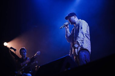 Moskova - 13 Ekim, 2016: Rus rap müzik konserinde gece kulübü. Hip hop müzik grubu Krec ve vokalist Fuze gece kulübü Yotaspace sahnede gerçekleştirme.