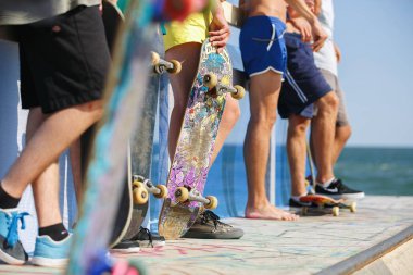 Odessa, Ukrayna-21 Ağustos, 2017: Grup kaykaycılar skatepark içinde mini rampa üzerinde. Yaz aylarında Kaykay Yarışması. Aşırı spor yarışma açık. Patenci çocuklar ödül için yarışmak