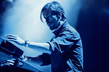 Moskova - 13 Mart 2015: ıslak kırmızı Morcheeba Glavclub gece kulübünde sahnede önce ısınma