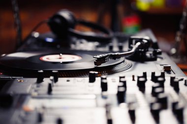 Pikap vinil plak çalar, analog ve dijital müzik Dj için analog ses teknolojisi. Yakın, makro için profesyonel stüdyo cihazları