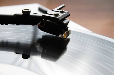 Müzikal vinil kaydı ile pikap oyuncu. Retro Tema.