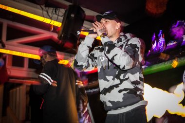 Moskova-21 Ekim 2016: rapçi şarkıcı gece kulübünde canlı konser. Gece kulübünde rap yıldızı perfromance. Hip hop parti olay, parlak sahne aydınlatma, şarkıcı portait