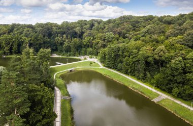 Kiev - 1 Temmuz, 2018: hava dron fotoğraf güzel yeşil park Feophania. Yukarıda uçan ile DJI indeks işlem quadro helikopter kamera ile çekim manzara. Popüler turistik landmark. Kiev şehir büyük doğal Feofaniya bahçede
