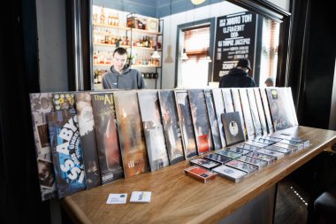 Moskova - 26 Mart, 2017: vinil kayıtları Satılık pazar Powerhouse.Dj toplumda satmak vinil toplama, analog ses kayıtları ses meraklısı ve disk jokey için müzik ile