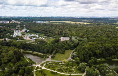 Kiev - 1 Temmuz, 2018: hava dron fotoğraf güzel yeşil park Feophania. Yukarıda uçan ile DJI indeks işlem quadro helikopter kamera ile çekim manzara. Popüler turistik landmark. Kiev şehir büyük doğal Feofaniya bahçede