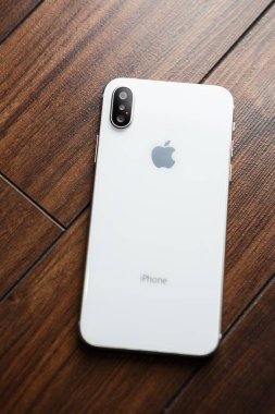 Mariupol, Ukraine-25 Ekim, 2017: Akıllı telefon modeli x yeni iphone. Trendy beyaz iphone 10 modeli. Modern cep telefonu modeli makro. Çift fotoğraf kamera lens arka