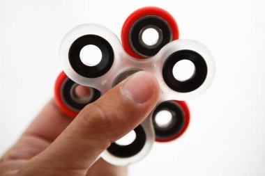 Parmak spinner oyuncak yatakları üzerinde. Süper popüler iplik aygıt. Topluca spinners ile oynarken zevk. Serin plastik Gadget eğlenmek için döner. Adam elinde güzel mekanik karşı oyun