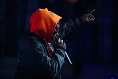 Moskova - 16 Şubat 2017: ünlü Kanadalı rap şarkıcısı Jazz Cartier Rus gece kulübü sahneye yapmak.