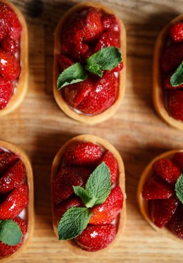 Lezzetli tartı üstüne nane yaprakları ile hizmet taze çilek ile deneyin. Tatlı taze Pastane Cafe ye. İtalyan pasta Restoran Menü