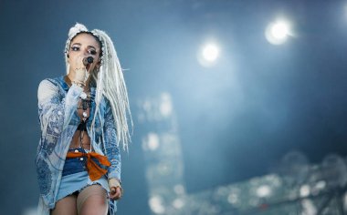 Moskova - 7 Haziran, 2016: ünlü şarkıcı Abra Lastochka açık hava Müzik Festivali'nde konser.