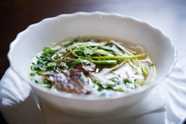 En Popüler Vietnamca pho tabağına Bo şehriye çorbası haşlanmış Dana eti ve baharat ile görev yaptı. Kafede geleneksel Asya yemek menüsü. Restoran ve egzotik yemekler. İyi bir diyet için doğal maddeler