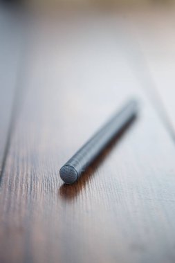 Modern ecig vaping aygıt kopya alanı metni yerleştirmek için ahşap yüzey masada. Sigarayı ve sağlığını geliştirmek için popüler elektronik sigara gadget. E-cig ejuice sıvı ile