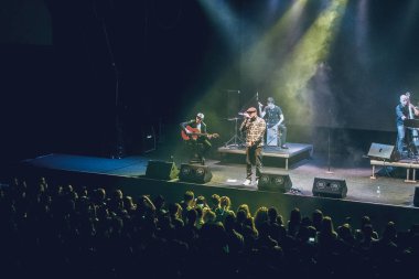 Moskova - 27 Nisan, 2016: Rus hip hop müzik grubu Krec Saint - Peterburgh Yotaspace gece kulübünde üzerinden canlı konser 