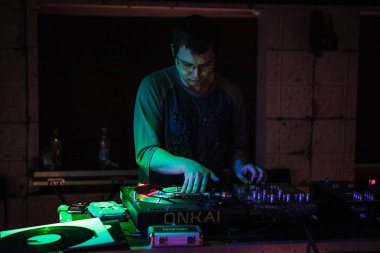 Moskova - 3 Temmuz, 2016: Dmc Dj dünya partisi. Disk jockeys turntable ve vinil kayıtlar müzik karıştırma becerileri gösterilen çizilmeye hip-hop olayı
