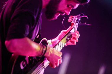 Moskova - 30 Kasım, 2016: parlak gitarist oyun elektro gitar konser yaktı sahne gece kulübünde. Profesyonel dize enstrüman sahnede. Genç adam canlı oynamaya ile beyaz 